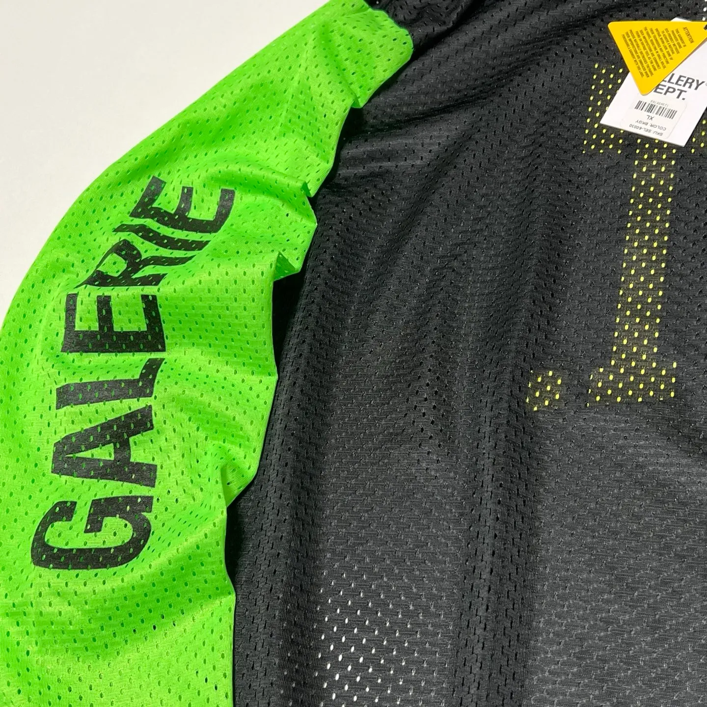 GALLERY DEPT. SPORT ELEGANT L/S BLK/GRN/YLW DEPT. Mesh color-blocked long-sleeved jersey. Black S-XL mesh item is a must-have for every fashionista. Soft, breathable and comfortable to wear alone. Layered to match the fashion pioneer. Original dyed mesh fabric. No color difference. Original printing process. Durable after washing and does not fall off. Original consistent main label/hangtag/composition and water label.